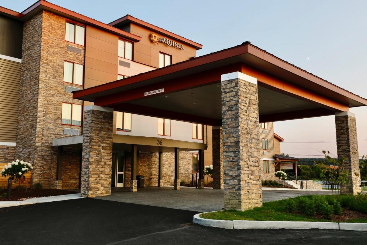 La Quinta Inn & Suites By Wyndham Williston Burlington Bagian luar foto