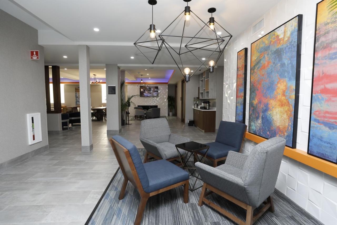 La Quinta Inn & Suites By Wyndham Williston Burlington Bagian luar foto