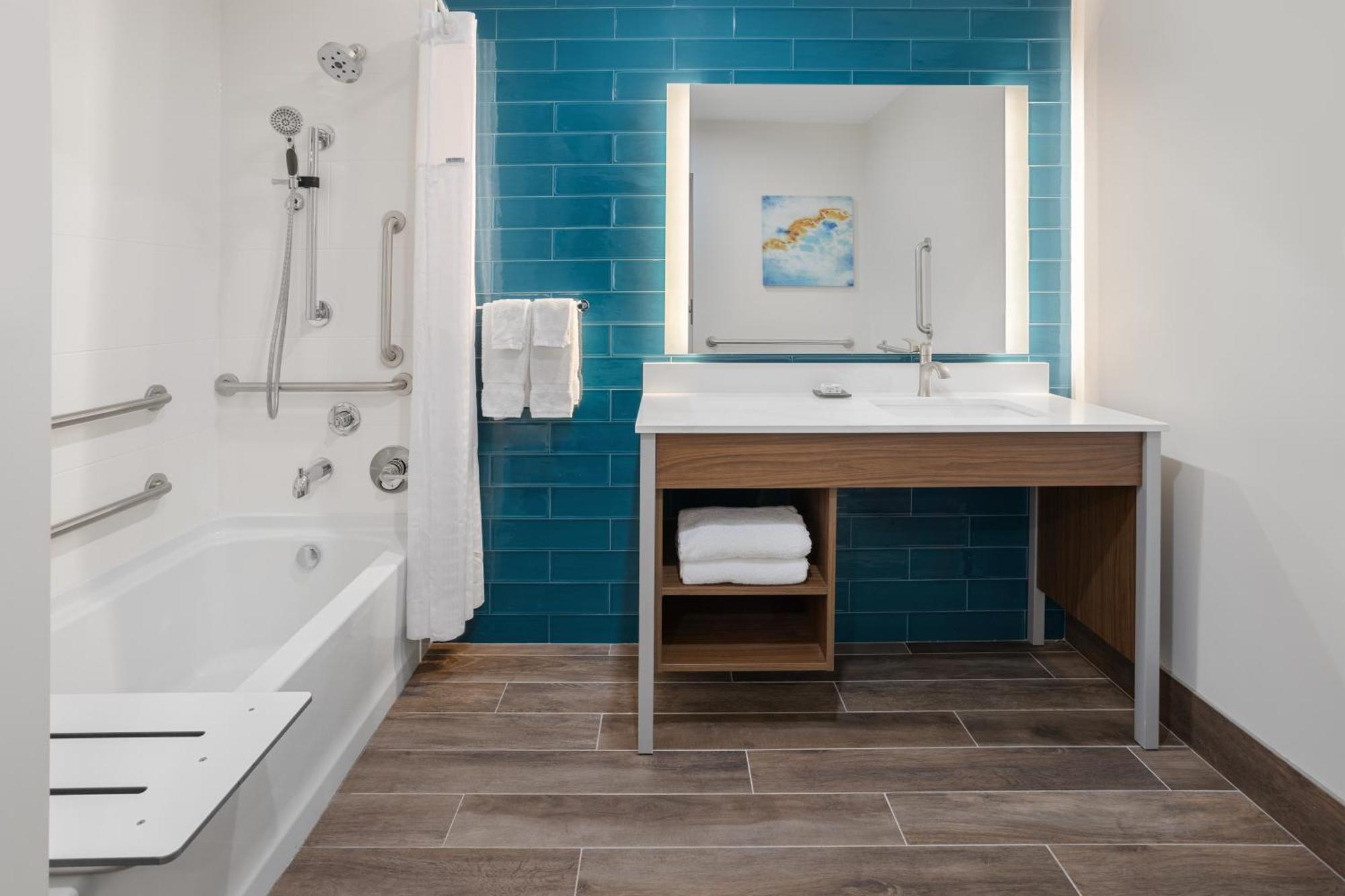 La Quinta Inn & Suites By Wyndham Williston Burlington Bagian luar foto