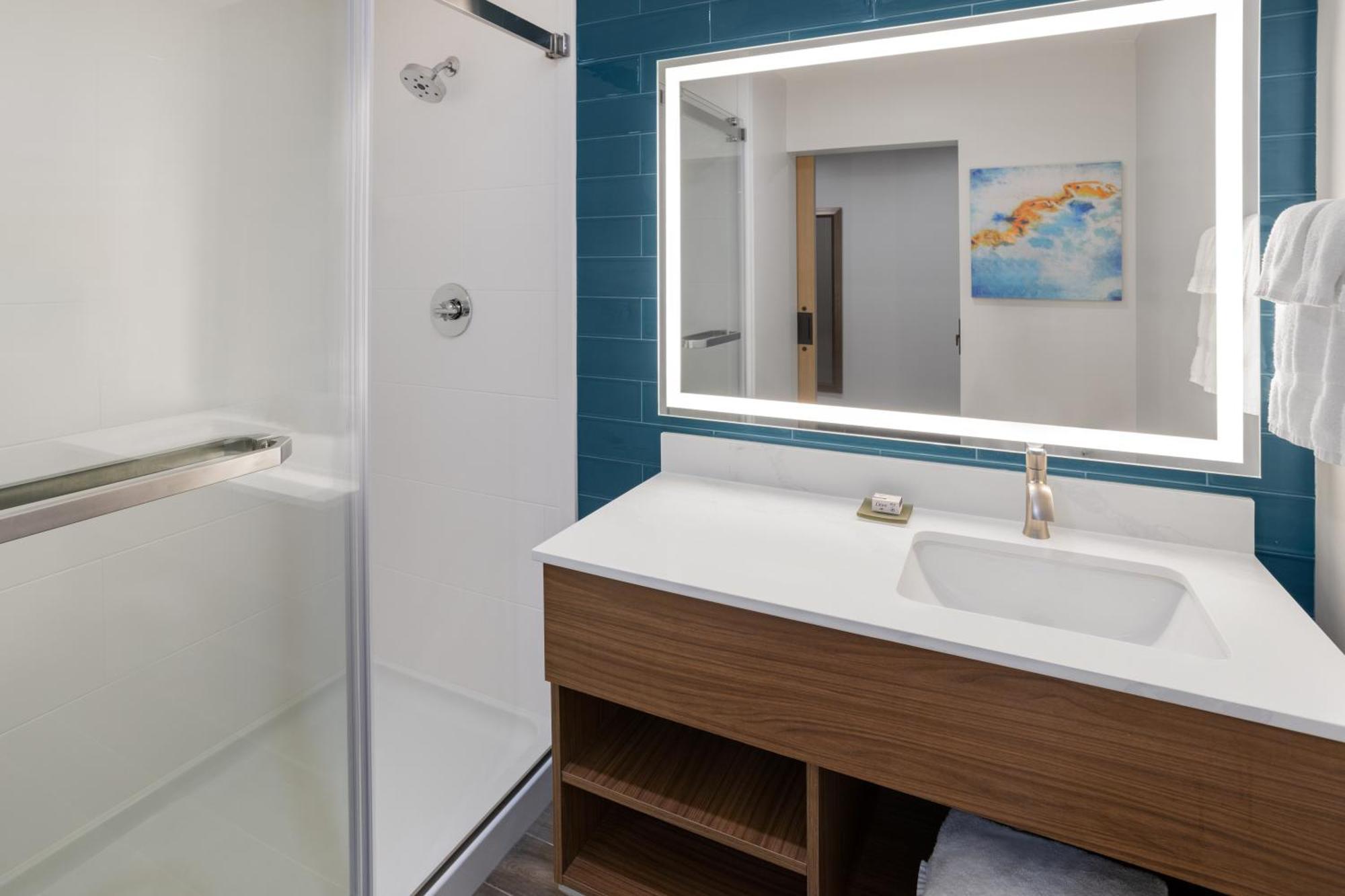 La Quinta Inn & Suites By Wyndham Williston Burlington Bagian luar foto