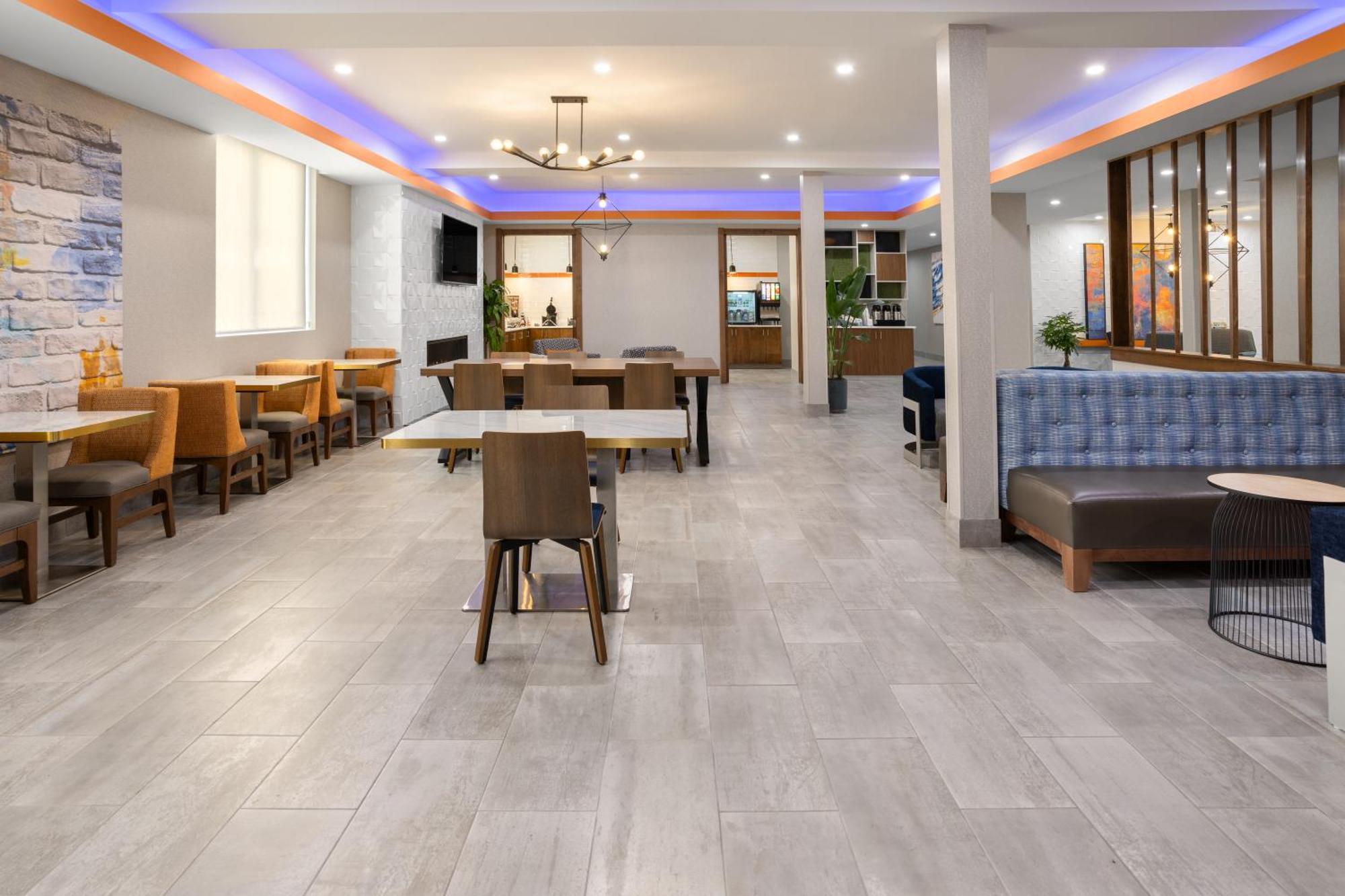 La Quinta Inn & Suites By Wyndham Williston Burlington Bagian luar foto