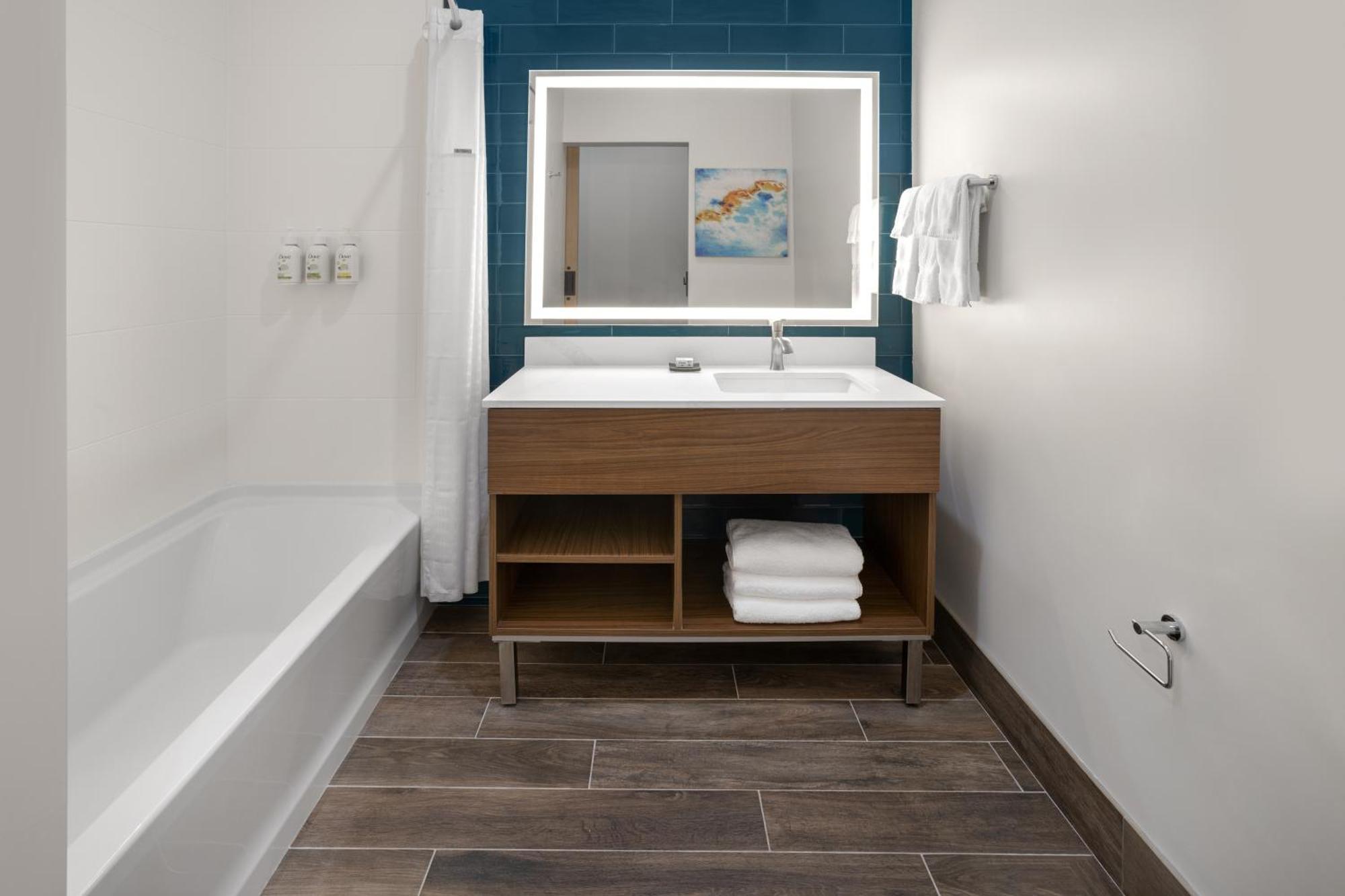 La Quinta Inn & Suites By Wyndham Williston Burlington Bagian luar foto