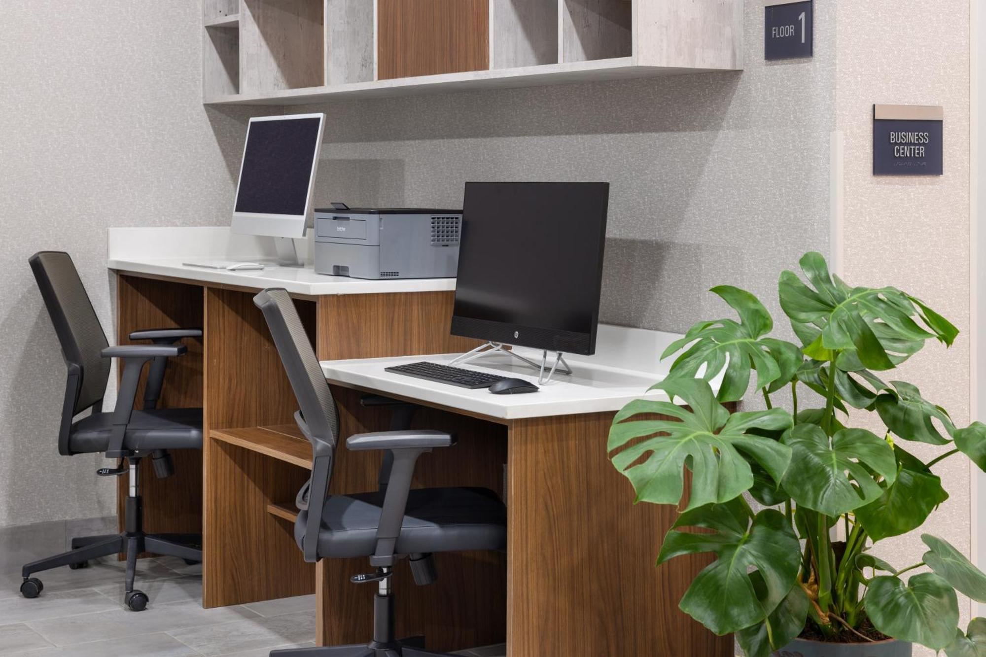 La Quinta Inn & Suites By Wyndham Williston Burlington Bagian luar foto