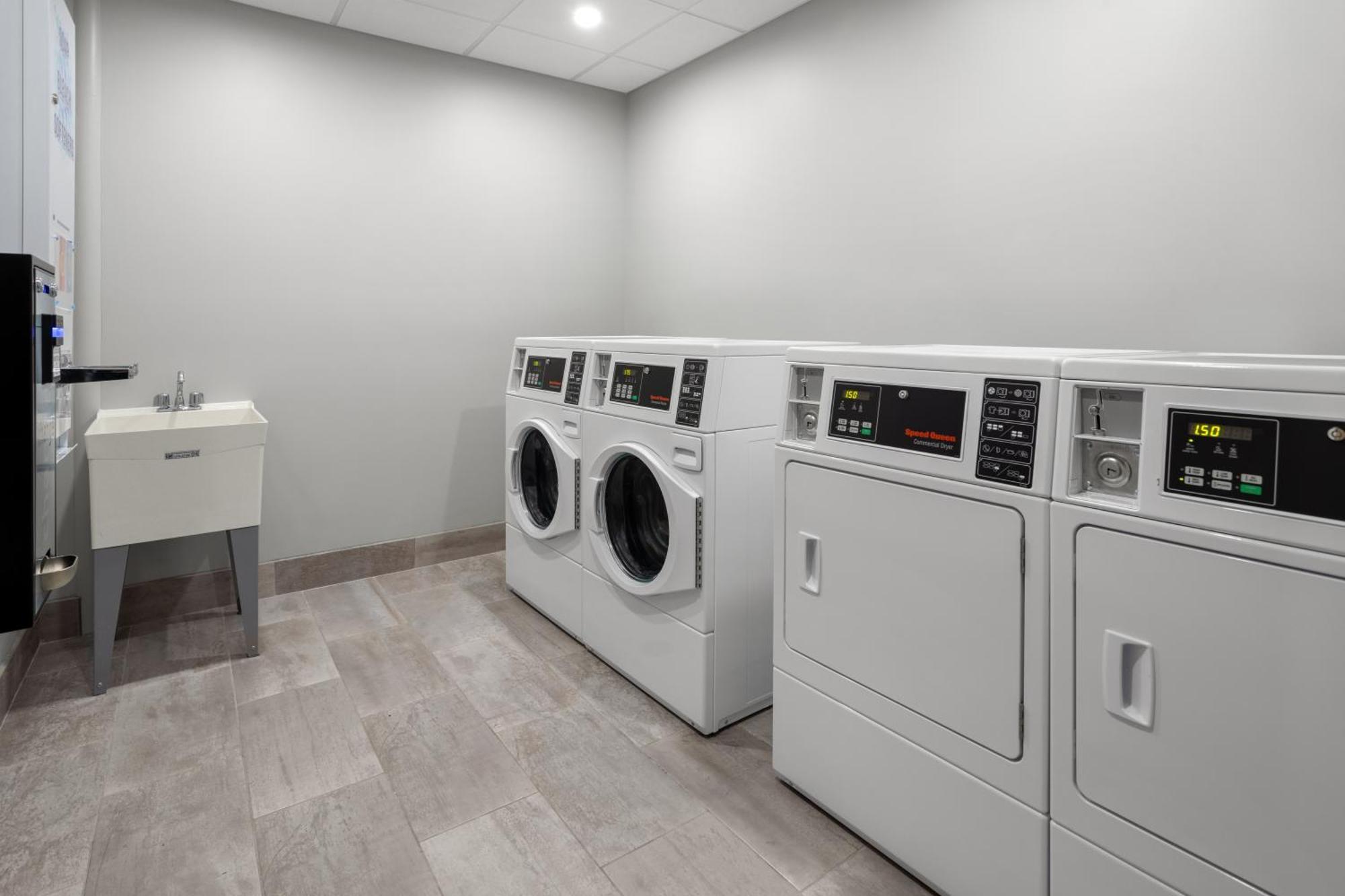La Quinta Inn & Suites By Wyndham Williston Burlington Bagian luar foto